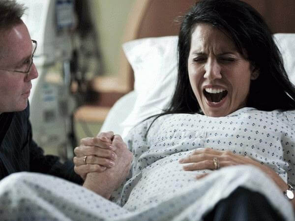 Η πρώτη γυναίκα που γέννησε ενώ είχε υποβληθεί σε μεταμόσχευση μήτρας