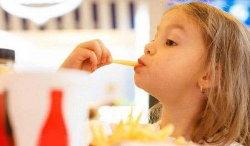 Οι βλαβερές συνέπειες που έχει το Fast Food στα παιδιά