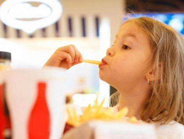 Οι βλαβερές συνέπειες που έχει το Fast Food στα παιδιά