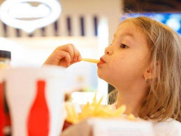 &Nu;&alpha; &alpha;&pi;&alpha;&gamma;&omicron;&rho;&epsilon;&upsilon;&tau;&omicron;ύ&nu; &omicron;&iota; &delta;&iota;&alpha;&phi;&eta;&mu;ί&sigma;&epsilon;&iota;&sigmaf; junk food &gamma;&iota;&alpha; &pi;&alpha;&iota;&delta;&iota;ά &zeta;&eta;&tau;&omicron;ύ&nu; &omicron;&iota; &epsilon;&nu;ώ&sigma;&epsilon;&iota;&sigmaf; &kappa;&alpha;&tau;&alpha;&nu;&alpha;&lambda;&omega;&tau;ώ&nu;