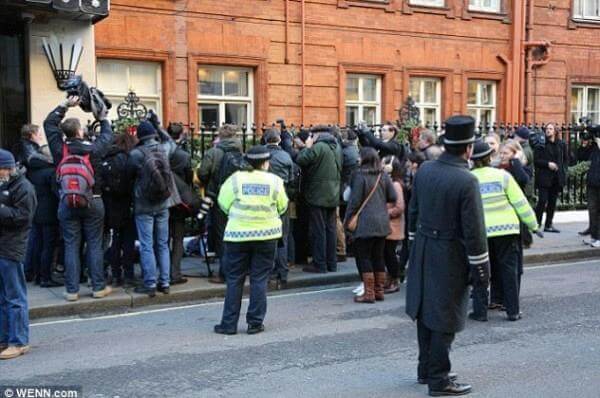 &Kappa;&alpha;&iota; &tau;&omicron; &sigma;&iota;&kappa; Claridges &gamma;έ&mu;&iota;&sigma;&epsilon; &alpha;&pi;' έ&xi;&omega; &mu;&epsilon; &mu;&eta;&tau;έ&rho;&epsilon;&sigmaf; &pi;&omicron;&upsilon; &theta;ή&lambda;&alpha;&zeta;&alpha;&nu; &tau;&alpha; &mu;&omega;&rho;ά &tau;&omicron;&upsilon;&sigmaf;! &Tau;&iota; &sigma;&upsilon;&nu;έ&beta;&eta;;