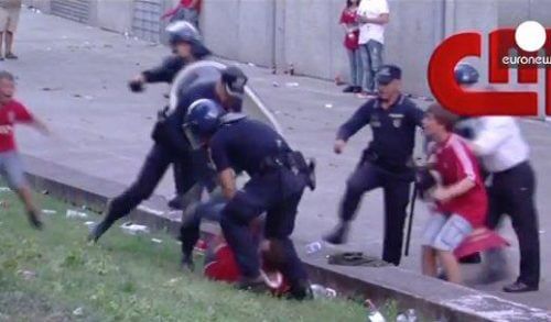Αδιανόητο! Αστυνομικοί χτυπούν φίλαθλο μπροστά στα μάτια των παιδιών του