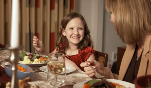 6 βασικές συμβουλές για υγιείς επιλογές τροφίμων όταν τρώτε έξω με τα παιδιά σας