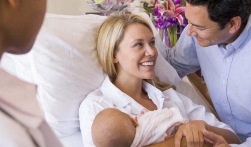 9 κανόνες που πρέπει να τηρείτε όταν επισκέπτεστε ένα νεογέννητο
