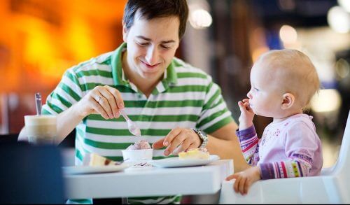 Μάθε στο παιδί σου πώς να φέρεται σ’ ένα εστιατόριο