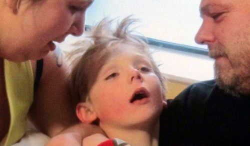 Γονείς δημοσιοποιούν φωτογραφία του παιδιού τους την ώρα που ξεψυχάει από μηνιγγίτιδα