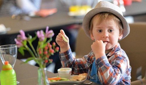Υγιείς επιλογές τροφίμων όταν τρώτε έξω με τα παιδιά σας