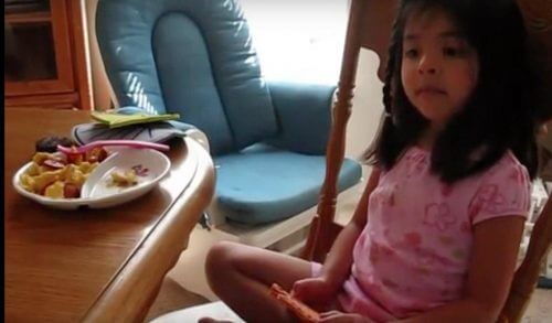 Δείτε πώς αντιδρά στο φαγητό ένα 4χρονο κοριτσάκι με αυτισμό