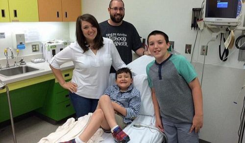 Η συγκινητική στιγμή που ένας 7χρονος μαθαίνει ότι νικησε τον καρκίνο