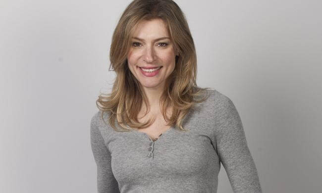 Η Ζέτα Δούκα θηλάζει την κόρη της εν ώρα εργασίας και στέλνει το δικό της μήνυμα