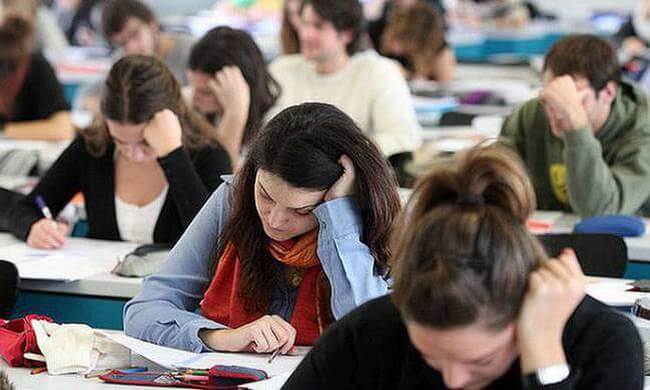 Τέλος οι Πανελλήνιες - Με βαθμό απολυτηρίου η εισαγωγή σε ΑΕΙ και ΤΕΙ. Αυτό το σχέδιο επεξεργάζεται η ηγεσία του υπουργείου Παιδείας