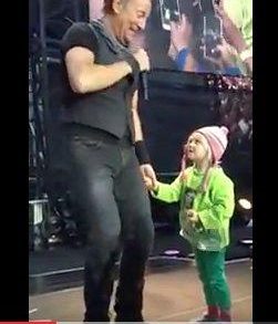 Δείτε μια απίστευτη τετράχρονη να τραγουδάει παρέα με τον Bruce Springsteen