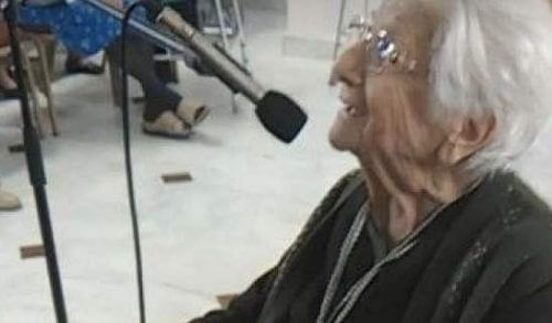 Γνωρίστε την κα Ουρανία - 103 χρονών - στην οποία υποκλίνεται το Internet!