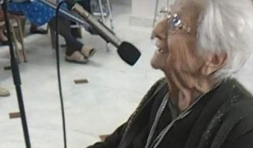 Γνωρίστε την κα Ουρανία - 103 χρονών - στην οποία υποκλίνεται το Internet!