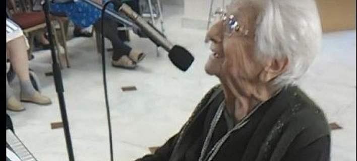 Γνωρίστε την κα Ουρανία - 103 χρονών - στην οποία υποκλίνεται το Internet!