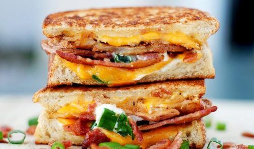 Τοστ με τσένταρ και μπέικον του Άκη!