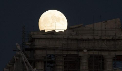 Η μεγαλύτερη Πανσέληνος των τελευταίων 70 ετών φωτίζει την Ακρόπολη