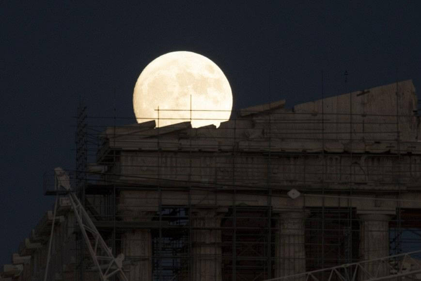 Η μεγαλύτερη Πανσέληνος των τελευταίων 70 ετών φωτίζει την Ακρόπολη