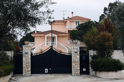 Ποια πρωταγωνίστρια του θεάτρου παραχώρησε το σπίτι της στο "Χαμόγελο του παιδιού;"