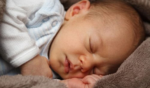 Πόσες ώρες πρέπει να κοιμάται το 24ωρο ένα παιδί, ανάλογα με την ηλικία του.