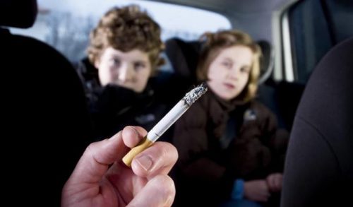 Παθητικό κάπνισμα: Πόσο επικίνδυνο είναι για τα παιδιά μέσα στο αυτοκίνητο