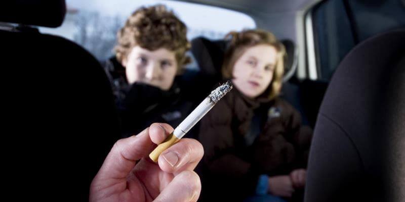 Παθητικό κάπνισμα: Πόσο επικίνδυνο είναι για τα παιδιά μέσα στο αυτοκίνητο