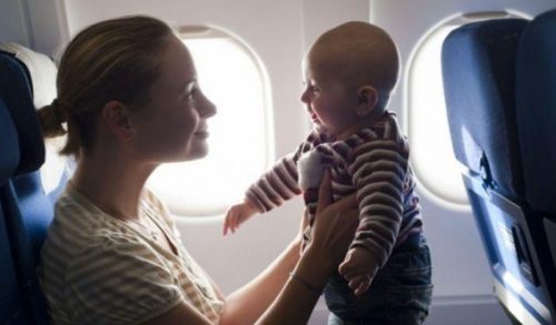 6 tips για ήρεμο ταξίδι με το μωρό σας στο αεροπλάνο