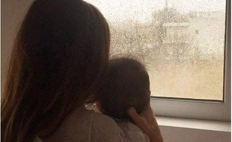 Ποια γνωστή παρουσιάστρια χαζεύει τη βροχή αγκαλίτσα με τον γιο της;