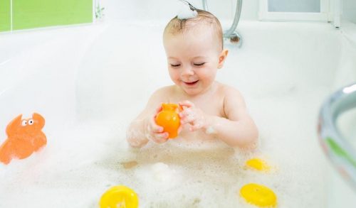 Συμβουλές για ασφαλές παιδικό μπάνιο στο ντους