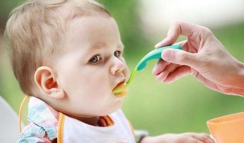 Πώς να ταΐσετε το μωρό σας στα πρώτα του βήματα;