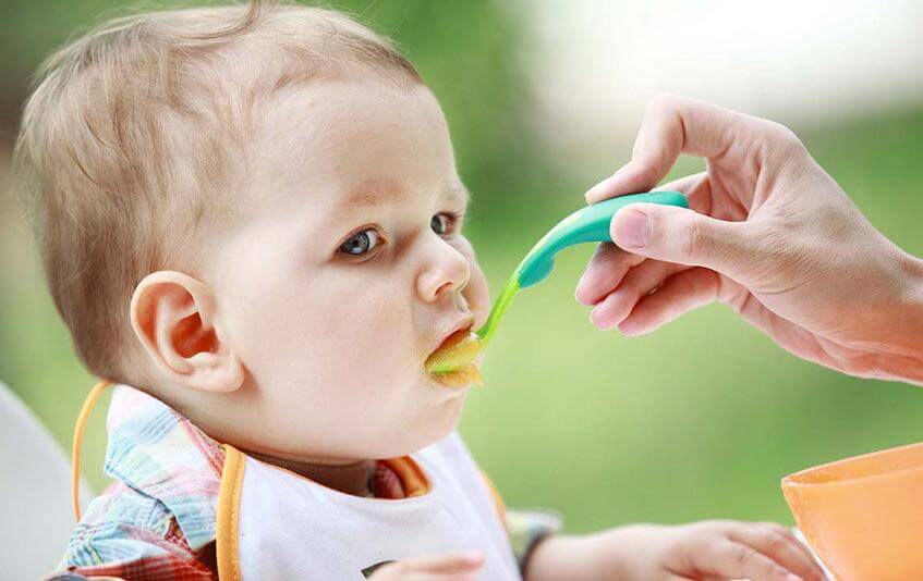 Πώς να ταΐσετε το μωρό σας στα πρώτα του βήματα;