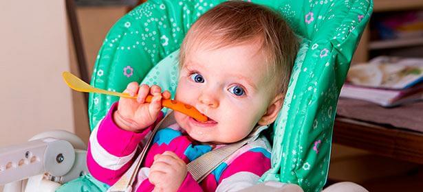 “Ο 20 μηνών γιος μου πετάει συνέχεια από το τραπεζάκι του το φαγητό κάτω. Τί να κάνω”;