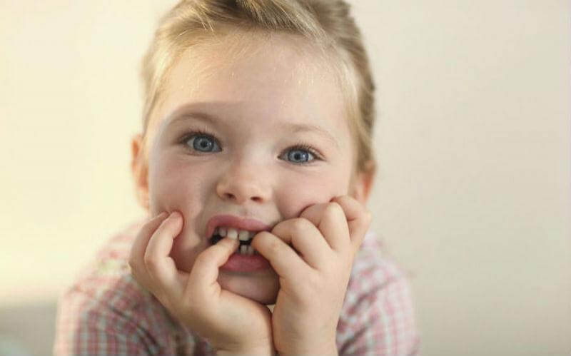 Τι πρέπει να κάνετε για να βοηθήστε το παιδί σας να ΜΗ δαγκώνει τα νύχια του;