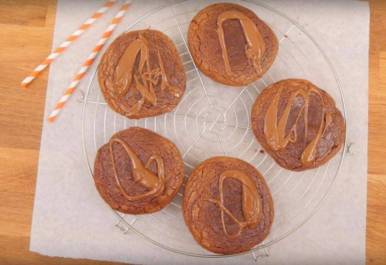 Cookies με 2 υλικά και πραλίνα φουντουκιού