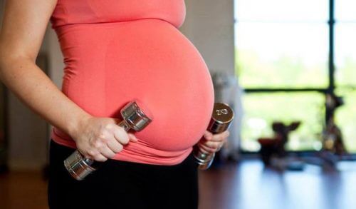 Η άσκηση στην εγκυμοσύνη και ποιους κινδύνους απομακρύνει