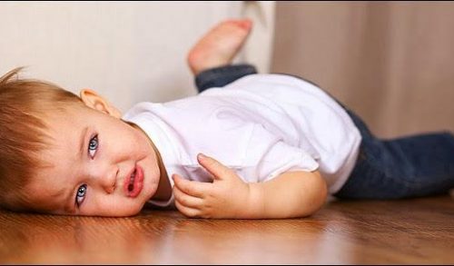 “O γιος μου 21 μηνών με χτυπάει στο πρόσωπο όταν δεν του δίνω αυτό που θέλει. Είναι φυσιολογικό”;