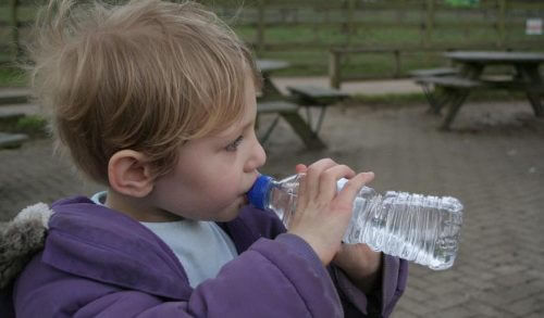 Q&A: "Πόσο νερό πρέπει να πίνει το παιδί μου ;"
