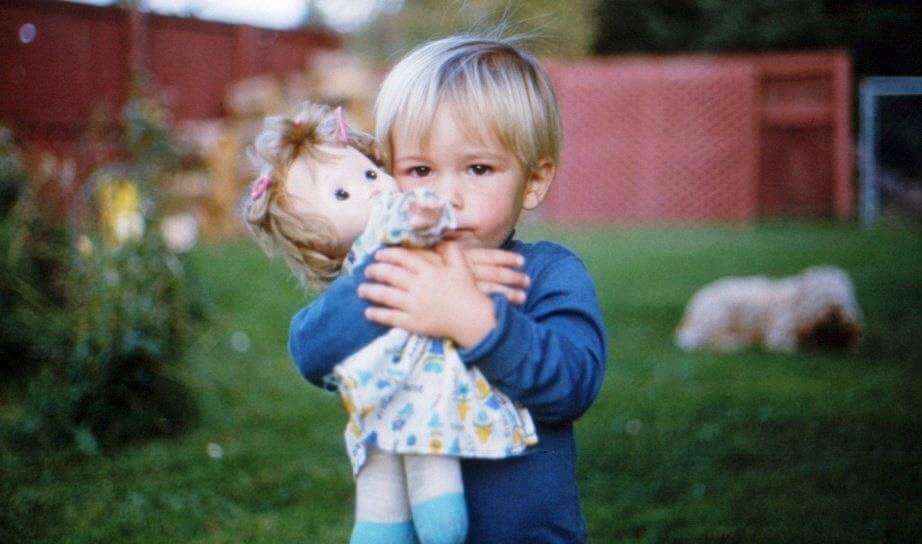 Είναι φυσιολογικό το αγοράκι μου να θέλει να παίζει με κοριτσίστικα παιχνίδια;