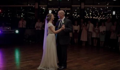 Πατέρας και κόρη χορεύουν έναν απολαυστικό γαμήλιο χορό!