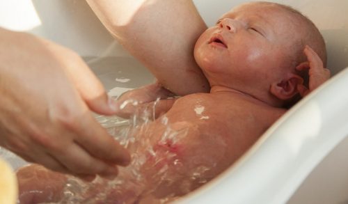 All4mamatv : Πώς να καθαρίσουμε απαλά το μωρό μας!