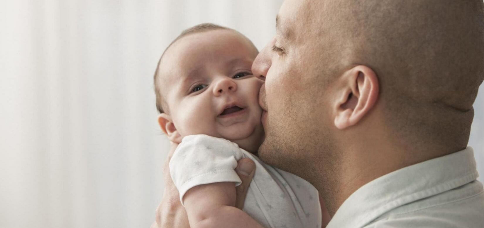 5 πράγματα που μπορεί μόνο ο μπαμπάς να κάνει για το μωρό