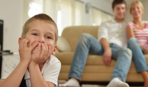 Πώς αντιμετωπίζουμε την παιδική αντίδραση απέναντι στην τρυφερότητα των γονιών;