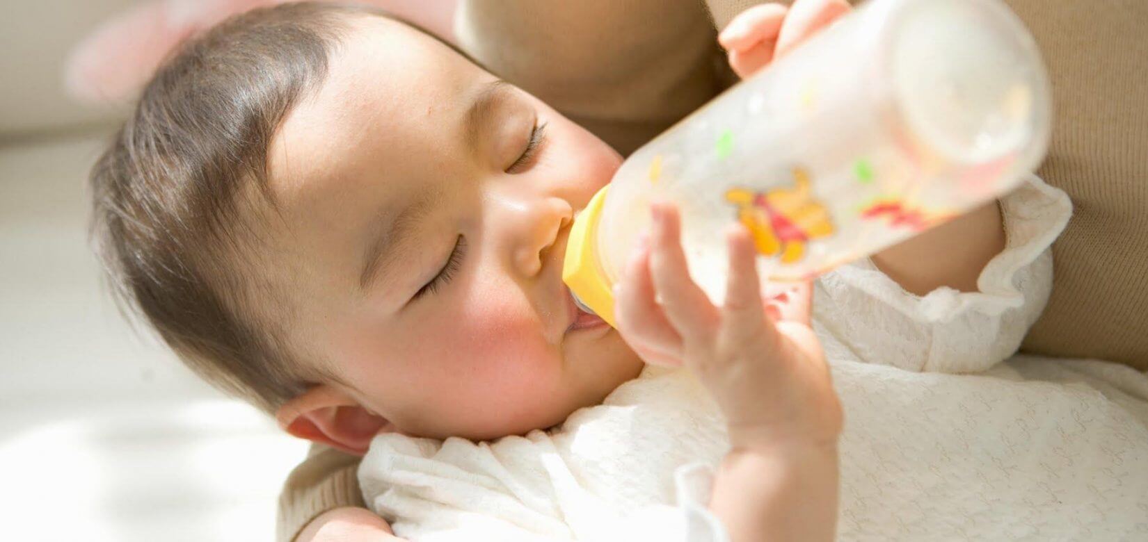 Τα μωρά που κοιμούνται με το μπιμπερό κινδυνεύουν από θέματα υγείας