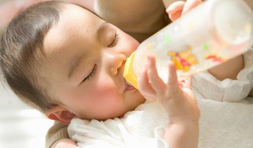 Τα μωρά που κοιμούνται με το μπιμπερό κινδυνεύουν από θέματα υγείας