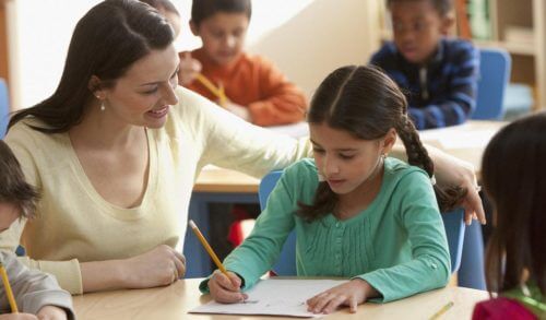 8 τρόποι να βοηθήσεις το παιδί σου να αντιμετωπίσει έναν «δύσκολο» δάσκαλο