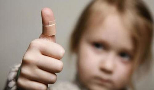 Πώς να βγάλεις μια αγκίδα από το δάχτυλο του παιδιού!