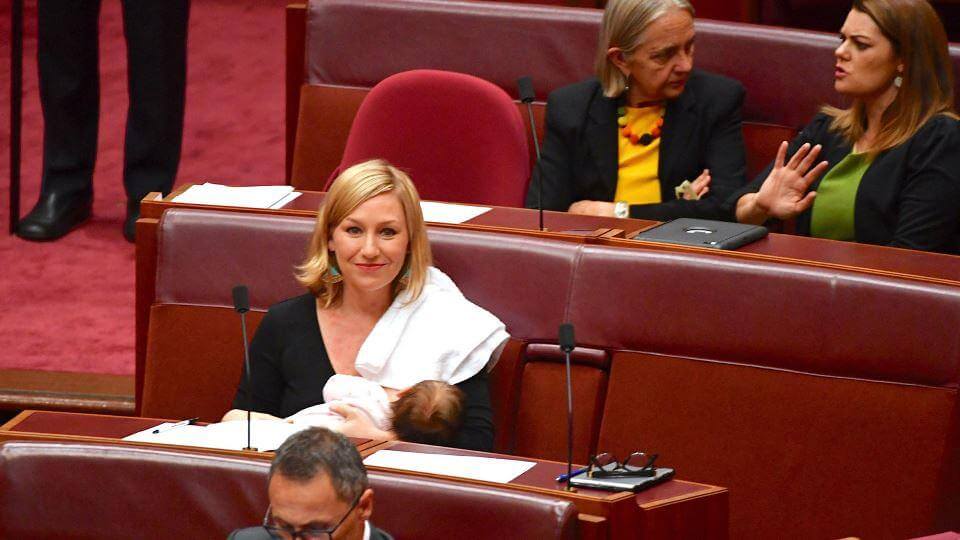 Η Ιταλία ενέκρινε τον μητρικό θηλασμό μέσα στην αίθουσα της Βουλής