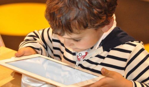 Καναδική έρευνα αποκαλύπτει για πρώτη φορά τη συνέπεια των φορητών συσκευών στα παιδιά!