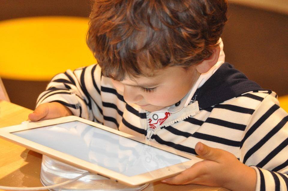 Καναδική έρευνα αποκαλύπτει για πρώτη φορά τη συνέπεια των φορητών συσκευών στα παιδιά!