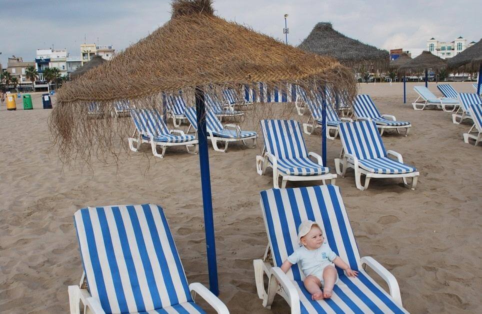 Γνωστό beach bar απαγόρευσε σε γονείς να ταΐσουν το παιδί τους!
